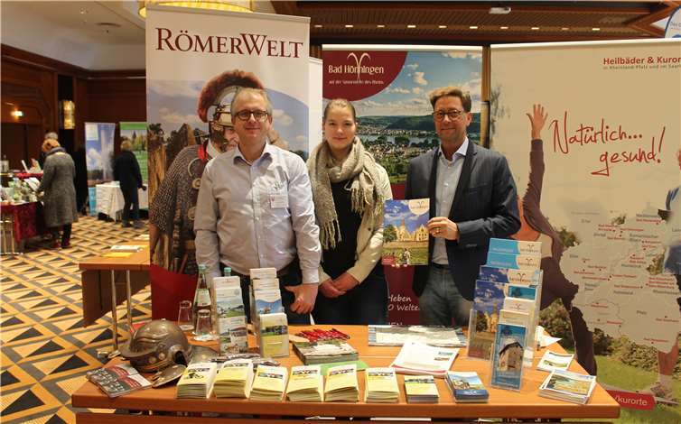 (V. l.) Thorsten Mintgen, Svenja Arndt und Detlef Odenkirchen am Beratungsstand der Verbandsgemeinde Bad Hönningen im gut besuchten Maritim-Hotel Königswinter. privat