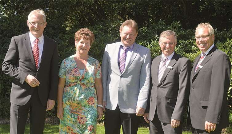 (V. l.) Vorstandschef Dieter Zimmermann, Hildegard Müller, Harald Rathke, Personalratsvorsitzender Dieter Adams und stellvertretendes Vorstandsmitglied Achim Gemein.Privat