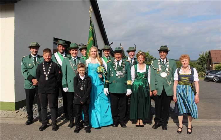 V. l. n. r.: 1. Brudermeister Michael Stüber, Schülerprinz Yannick Krumscheid, Fahnenträger Tim Stüber, König Dominik Mai, Bambini-Prinz Rocco Paciello, Fahnenträger Marvin Beerendonk, Königin Michaela Hüls, Fahnenträger Luca Ewenz, König Toni Hoss, Strödter Prinz Marco Mesenholl, Königin Erwina Hoss, König Lars Fruth aus Hähnen und Ehrendame Maria Prangenberg. privat