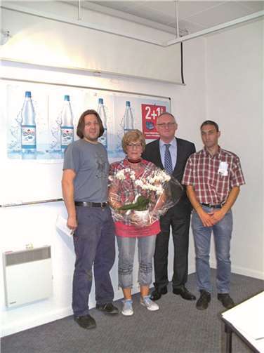 V. l. n. r.: André Rick, Betriebsratsvorsitzender, Rudolf Martin, Geschäftsführer Sinziger Mineralbrunnen und Produktionsleiter Joachim Ockenfels verabschieden ihre langjährige Mitarbeiterin.privat