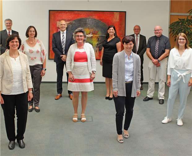 V. l. n. r.: Andrea Klein, Manuela Hümmerich, Alfred Braun, Martina Hoffmann, Ariane Kantelberg, Tanja Jacobi, Martin Kropf, Stephanie Buchner, nicht im Bild: Sabine Pawlack, Thomas Krämer, Ivan Piler, Larissa Popp und Esther Zwick.Foto: Sparkasse Neuwied