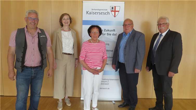 Ernennung und Verabschiedung im Schiedsamt V. l. n. r.: Bürgermeister Albert Jung, Direktorin Doris Linden vom Amtsgericht Cochem, Gertrud Lorberger,Werner Ternes und Schiedsmann Arne Dybionka aus Mayen. Foto: Verbandsgemeinde Kaisersesch