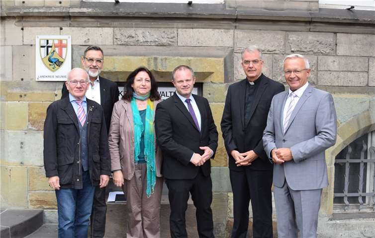 (V. l. n. r. ) Der Vorsitzende der Caritas Geschäftsstelle Werner Hammes, Dechant Thomas Darscheid, Leiterin der Caritas Geschäftsstelle Claudia Pauly, Oberbürgermeister Jan Einig, Weihbischof Jörg-Michael Peters, Landrat Achim Hallerbach.Kreisverwaltung Neuwied