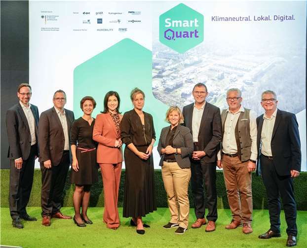 V. l. n. r.: Dr. Roland Hermes, Head of Research, Development & Innovation, E.ON SE; Sascha Solbach, Bürgermeister der Stadt Bedburg; Dr. Sahra Vennemann, Projektleiterin SmartQuart, E.ON SE; Katherina Reiche, Vorstandsvorsitzende der Westenergie AG; Mona Neubaur, Ministerin für Wirtschaft, Industrie, Klimaschutz und Energie des Landes Nordrhein-Westfalen; Katrin Eder, Ministerin für Klimaschutz, Umwelt, Energie und Mobilität des Landes Rheinland-Pfalz; Dr. Stefan Küppers, Technikvorstand der Westenergie AG; Albert Jung, Bürgermeister der Verbandsgemeinde Kaisersesch; Jürgen Hammelmann, technischer Projektleiter SmartQuart, Westnetz GmbH. Foto: E.ON SE