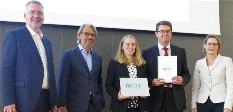 V. l. n. r.: Harald Fisch, Geschäftsführer „MINT Zukunft schaffen!“; Thomas Michel, stellvertretender Vorsitzender „MINT Zukunft schaffen!“; Christina Herrmann, MINT-Fachlehrerin; Wilfried Claessen, stellvetretender Schulleiter; Bildungsministerin Dr. Stefanie Hubig.privat