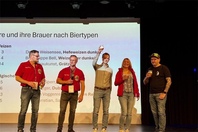 V. l. n. r.: Jörg Gagstatter und Siggi Schüngel (Organisationsteam HHBT), Malte Tack (Geschäftsführer), Yvonne Vilela (Produktionsplanerin) und Marc Kovacs (Braumeister, alle VULKAN Brauerei)
