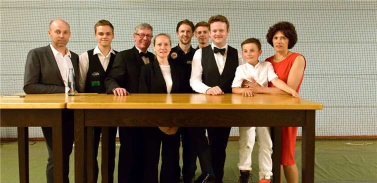 V. l. n. r. Kai Letzelter, Lukas Kleckers, Rolf Kalb, Luise Kraatz, Judd Trump, Felix Frede, Shaun Murphy, Maurice und Teodora Letzelter.Nanna Nelils