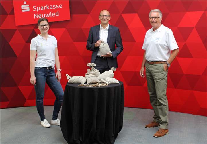 V. l. n. r.: Karolin Krings (Stiftung It’s for Kids), Gerhard Grün (Sparkasse Neuwied) und Jürgen Grünwald (Vor-Tour der Hoffnung). Foto: Sparkasse