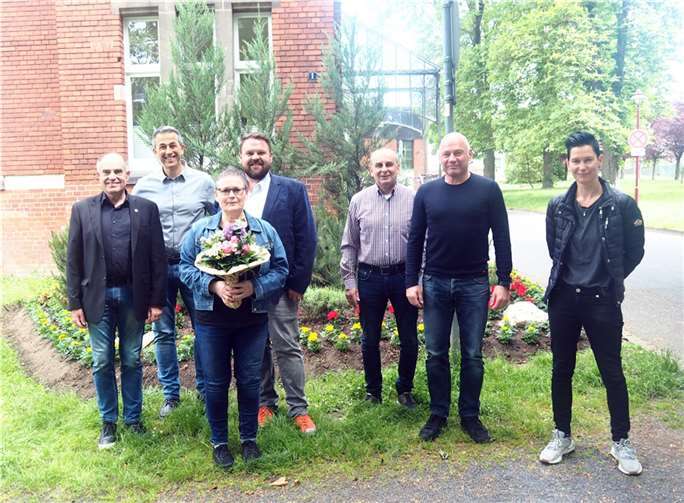 (V. l. n. r.): Kassenleiter Thomas Schuster, Büroleiter Thomas Gutfrucht, Karin Adekunle, Bürgermeister Christoph Mohr, Fachbereichsleiter Finanzen Stefan Brink, Personalleiter Uli Kalb, Personalratsvorsitzende Ines Lindemann-Günther.  Fotos: Stadt Bendorf