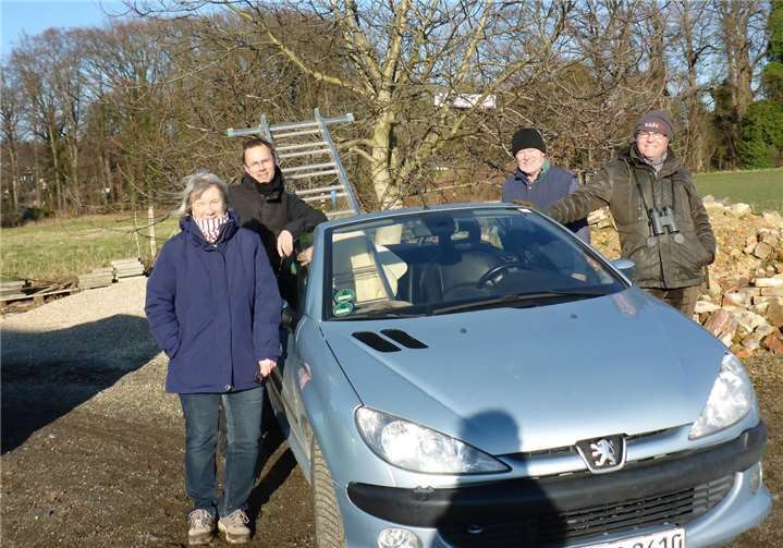 V. l. n. r.: Matthias Schindler, Christiane Sydow, Hermann Riemenschneider und Matthias Perkams engagieren sich für den Vogelschutz. privat