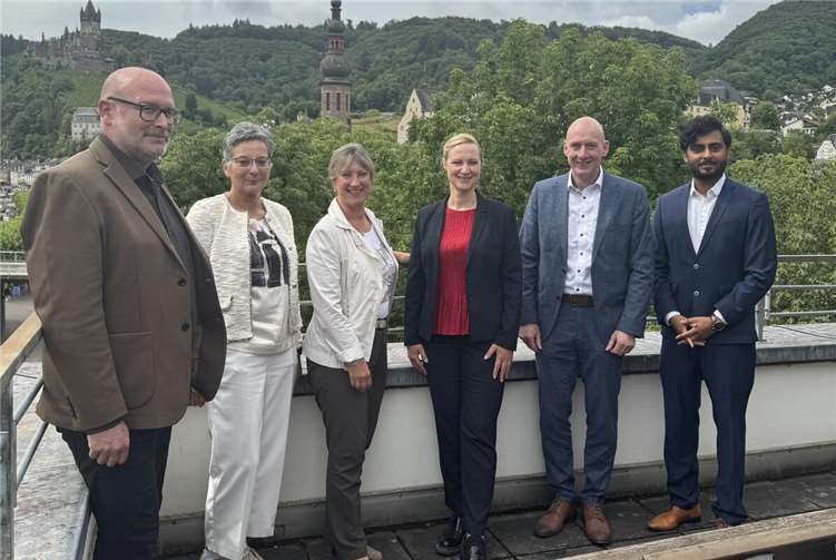 Ministerin Schall informiert sich über digitalen Fortschritt in Cochem-Zell V. l. n. r. Michael Kaspers (Kreisverwaltung Cochem-Zell), Birgit Weiss (Kreisverwaltung Cochem-Zell), Landrätin Anke Beilstein (Kreisverwaltung Cochem-Zell), Staatsministerin Dörte Schall (Ministerin für Arbeit, Soziales, Transformation und Digitalisierung), Peter Simons (Verbandsgemeindeverwaltung Kaisersesch), Safeer Ahmad (Ministerium für Arbeit, Soziales, Transformation und Digitalisierung.  Foto: Marie Junglas