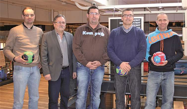 (V. l. n. r.): Mirko Bernau, (Verkaufsleiter Kempa), Peter-Josef Schmitz (Präsident Handballverband Rheinland), Herman-Josef Häring, (Geschäftsführer Handballverband Rheinland), Frank Bahr (Verkaufsleiter Intersport Krumholz) und Martin Hentsch (Kempa).privat