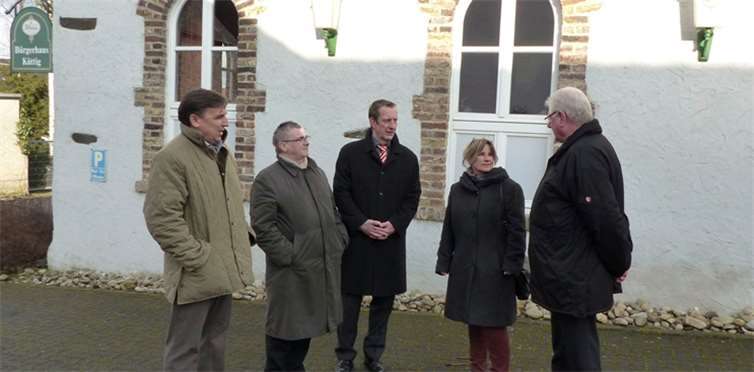 (V. l. n. r.:) Ortsvorsteher Thomas Knapp, Landrat Dr. Alexander Saftig, Verbandsbürgermeister Maximilian Mumm, Stadtbürgermeisterin Claudia Schneider und der Stellvertreter des Ortsvorstehers Peter Gansen vor dem Bürgerhaus des Stadtteils Küttig. Kreisverwaltung Mayen-Koblenz