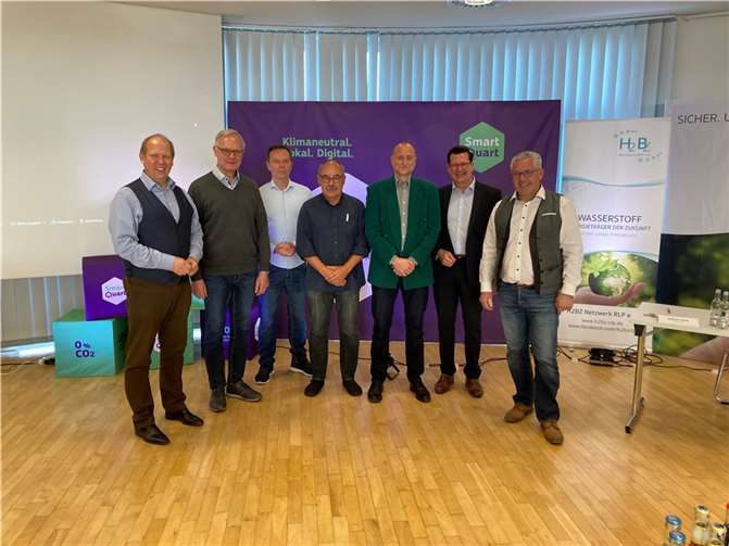 V. l. n. r.: Projektleiter Uwe Diederichs-Seidel mit Gerhard Walgenbach, Edgar Johann und Ulrich Zimmer vom H2BZ Netzwerk RLP e. V., den Referenten Stefan Schmitt und Heinz Flick und Bürgermeister Albert Jung. Foto: Verbandsgemeinde Kaisersesch