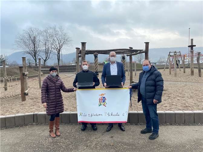 V. l. n. r.: Schulleiterin Doris Brosowski, Wehrführer Michael Scharrenbach, Fördervereins-Vorsitzender Harry Ogrodnik und VG-Bürgermeister Jan Ermtraud, freuen sich, dass funktionierende Technik weiter nutzbar bleibt.  Foto: privat