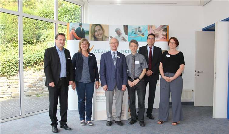 V. l. n. r.: Sebastian Blaschczok (Geschäftsführer), Birgit Gotter-Eiding (Leitung der Sozialberatung), Lothar Ritter, Dr. Axel Foerster, Dr. Stefan Kelm (Ärztlicher Direktor), Christina Auer. Westerwaldklinik Waldbreitbach gGmbH