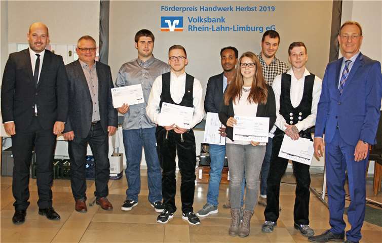 (V. l. n. r.): Stefan Deusner, Kreishandwerksmeister Johannes Lauer, sechs Innungsbeste und Günter Groß strahlen bei der Übergabe der Förderpreise. Foto: privat