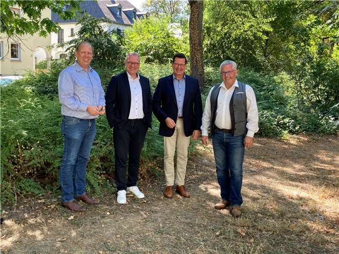 V. l. n. r.: Uwe Diederichs-Seidel (Projektleiter SmartQuart Kaisersesch), Arndt Müller (Vorsitzender DVGW RLP und Vorstand Stadtwerke Trier), Heinz Flick (Geschäftsführer DVGW RLP und Hessen), Albert Jung (Vorsitzender H2BZ Netzwerk RLP e. V. und Bürgermeister Verbandsgemeinde Kaisersesch). Foto: Verbandsgemeindeverwaltung Kaisersesch