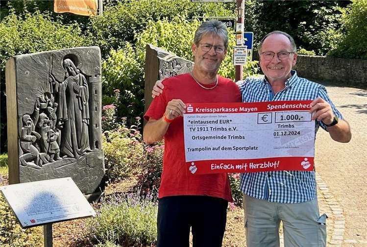 (V .l. n. r.): Vorsitzender TV 1911 Trimbs Thomas Acht und Ortsbürgermeister Peter Schmitt.  Foto: privat