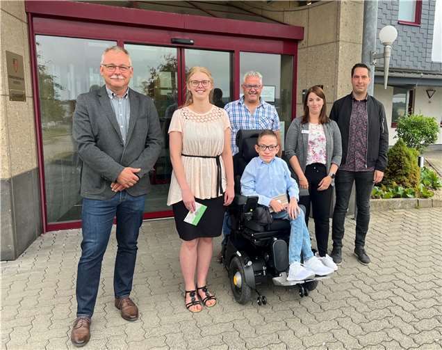 V. l.: stellvertretender Personalratsvorsitzender Lothar Schaden, Lina Kebernik, Jonas Kaiser, Bürgermeister Albert Jung, Ausbildungsleiterin Katrin Gerhartz und Büroleiter Mark Klasen. Foto: VG Kaisersesch