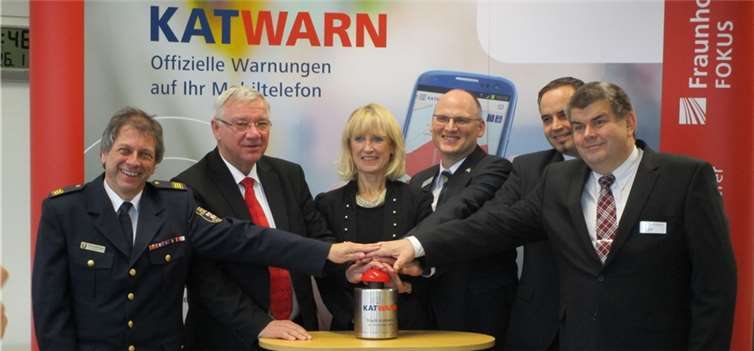 V. li.: Branddirektor Wolfgang Schröder, OB Prof. Dr. Joachim Hofmann-Göttig, Bürgermeisterin Frau Hammes-Rosenstein, Abteilungsdirektor Provinzial Herr Markus Fehr, Vertriebsleiter Provinzial Koblenz Herr Marcel Kreutz und als Vertreter für den Systementwickler Frauenhofer-Fokus Herr Arno Vetter.Privat