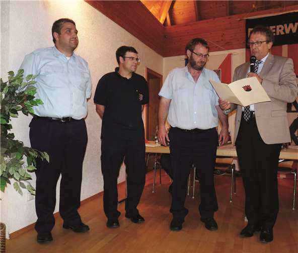 V. li.: Brandmeister und Gruppenführer Markus Steinberger, Brandmeister Benjamin Klapperich und Timo Müller (Brandmeister und Jugendfeuerwehrwart der VG Mendig) wurden von Joachim Plitzko geehrt.