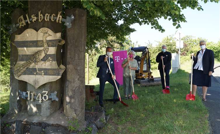 V. li.: Bürgermeister Michael Merz, Ortsbürgermeisterin Heike Christmann sowie Projektleiter Karl Heinz Wolf und Annette Neubauer von der Telekom beim symbolischen Spatenstich. Foto: VG Ransbach-Baumbach