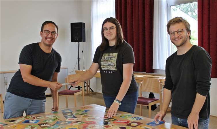 V-li- Dekanatsjugendreferent Marco Herrlich, FSJlerin Henny Schneider und Pfarrer Maurice Meschonat aus Montabaur bereiten zusammen die Konfirmandenstunde im Gemeindehaus in Montabaur vor.Quelle: Evangelisches Dekanat Westerwald