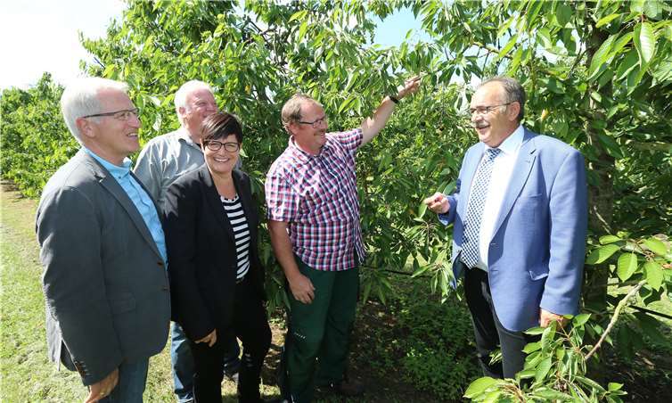 V. li.: Der örtliche Landtagsabgeordnete Josef Dötsch, Christine Schneider (Mitglied im Bundesfachausschuss der CDU Landwirtschaft und ländlicher Raum), Rudolf Flöck (Vorsitzender des Bauernortsverbandes), Thomas Kreuter (Vorsitzender des Obstbaurings Koblenz), Arnold Schmitt, MdL, (Vorsitzender des Ausschusses für Landwirtschaft und Weinbau im Rheinland-pfälzischen Landtag). 