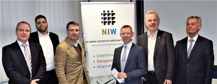 V. li.: Die Dozenten Heiko Sieger, Dr. Gerrit Hermes, Hans Eberhard Dorow (Prokurist Leiter Wirtschaftsförderung/gtz), Dozent Wolfgang Herz, Bürgermeister Stefan Raetz und Peter Müller. Eich