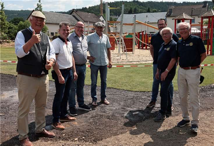 V. li.: Dr. Thomas Haan, Udo Adriany, Guido Nisius, Walter Schmitz, Präsident RC Biedenkopf Timm Gross mit Mitgliedern.  Fotos: Werner Dreschers