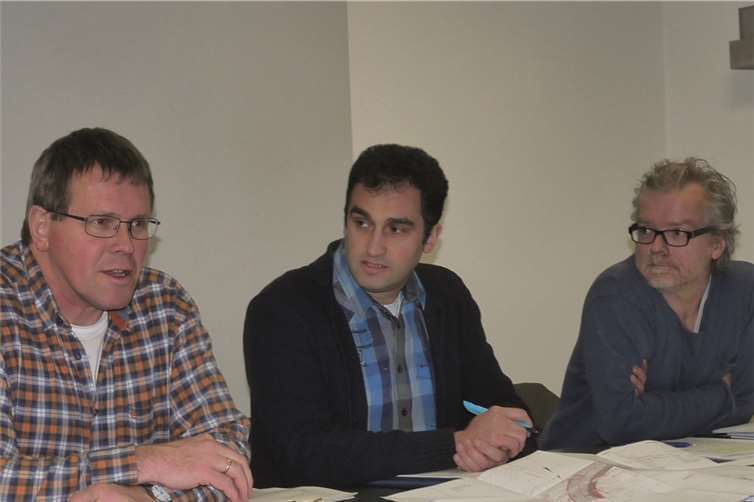 V. li. Frank Schüler (Leiter des DB Regionalnetzes), Vadim Sanin (Planungsgesellschaft Hasselmann u. Müller) und Thorsten Heinrich (Ing.-Büro Claus) informierten über die Erneuerung der technischen Sicherung am Bahnübergang Thür.