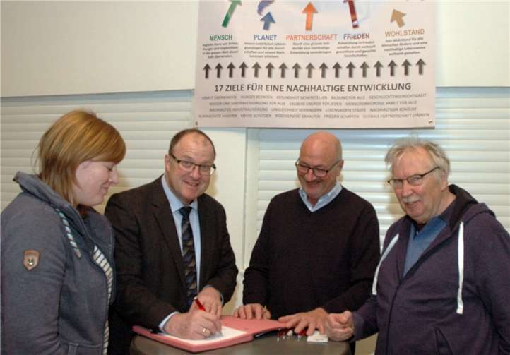 (V. li.) Gemeindereferentin Anita Nohner, Bürgermeister Guido Nisius, Jugendpfleger Jürgen Schwarzmann und Dr. Hans Töner Steffens von der Lebenshilfe Kreisvereinigung Ahrweiler unterzeichneten die klar umrissenen Ziele. UM