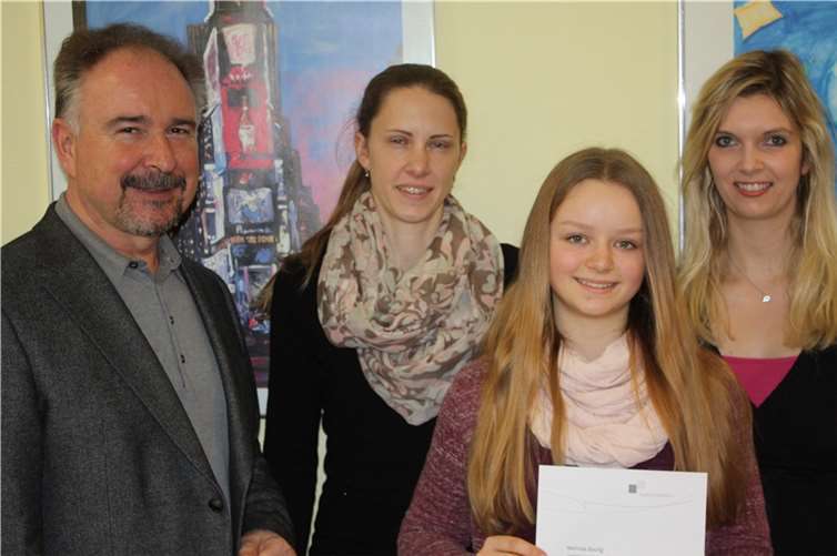 V. li. Joachim Baldus (Schulleiter), Janine Wittfeld (leitende Schulkoordinatorin „Jugend debattiert“), Melinda Baulig und Britta Fuhr (Schulkoordinatorin).privat