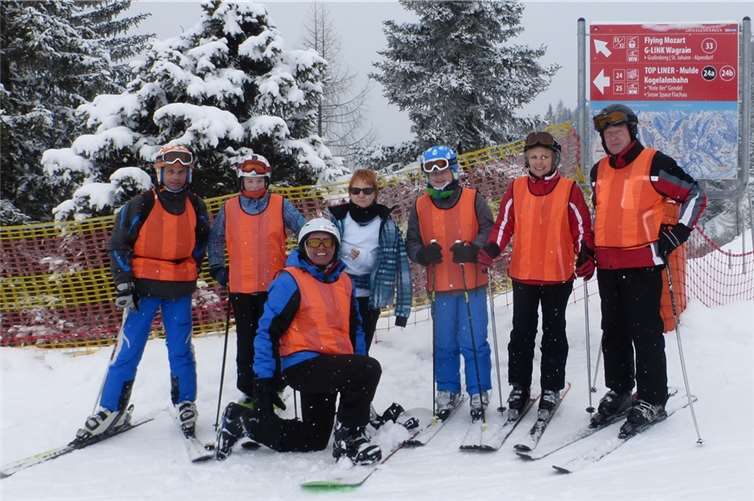 V. li. Jörg, Marie, Roland, Silvia, Henry, Birgitt und Mathias freuen sich auf einen neuen Wintersporttag. privat