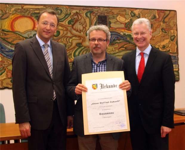 V. li.: Josef Oster, Bürgermeister der Verbandsgemeinde Bad Ems, Dausenaus Ortsbürgermeister Jochen Schneider und Landrat Frank Puchtler freuen sich über die Auszeichnung für Dausenau.