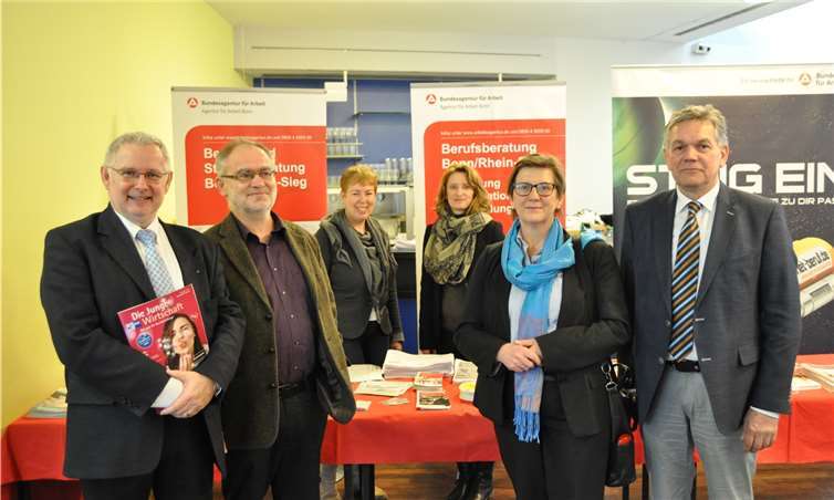 V. li.: Jürgen Hindenberg, Geschäftsführer Berufsbildung und Fachkräftesicherung der IHK Bonn/Rhein-Sieg; Manfred Kusserow, Geschäftsführer Operativ der Agentur für Arbeit Bonn/Rhein-Sieg; Berufsberaterinnen der Agentur für Arbeit Bonn/Rhein-Sieg; Dr. Claudia Lücking-Michel (MdB) und Alois Blum, Hauptgeschäftsführer der Kreishandwerkerschaft Bonn/Rhein-Sieg.AA Bonn