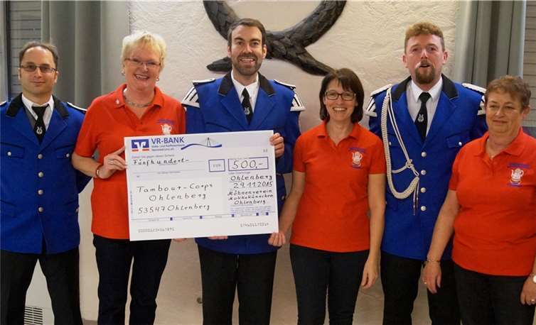 V. li.: Kassierer Michael Kreutz, Obermöhn Elke Köster, 1. Vorsitzender Markus Schäfer, Sitzungspräsidentin Anja Stöcker, Tambourmajor Andy Peters und die Kassiererin Gabi Therrè.Privat