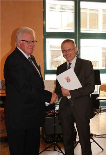 V. li. Klaus Brück und Herr Epp (ADD Trier) bei der Überreichung der Urkunde zum Ruhestand.Privat
