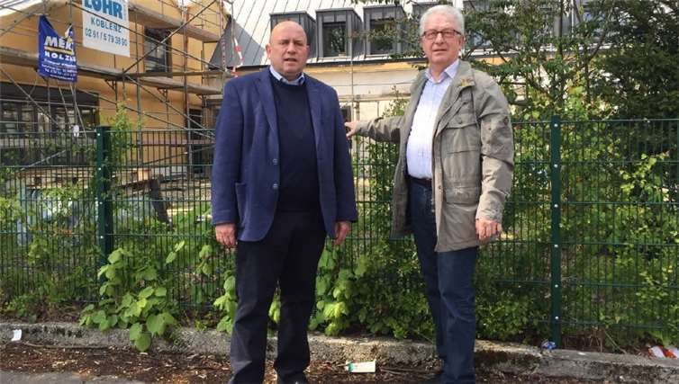 V. li. Leo Biewer und Manfred Bastian vor der Baustelle der Kindertagesstätte St. Beatus.privat