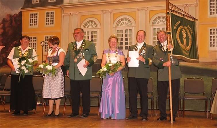 V. li.: Liesel Renate Murk, 2. Bezirkskönigspaar Claudia und Markus Schöneseifen, 1. Bezirkskönigspaar Petra und Reiner Arenz, Michael Hilbig mit der Bezirksstandarte. privat