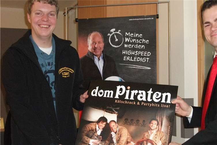 V. li. Marc Boes übergibt Niklas Bell das Plakat der Dompiraten.privat