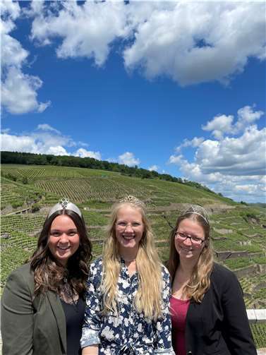V. li.: Moselweinkönigin Sarah Röhl, Ahrweinkönigin Mariella Cramer und Moselweinprinzessin Jacqueline Krause. Foto: privat