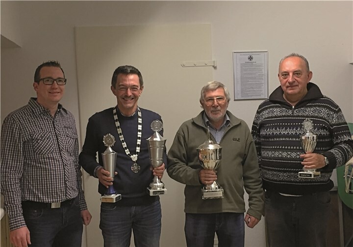 V. li. Präsident Benjamin Christen und die erfolgreichen Schützen Rainer Klein, Rainer Nußbaum und Manfred Birrenbach mit ihren Pokalen und der Schützenkette.privat