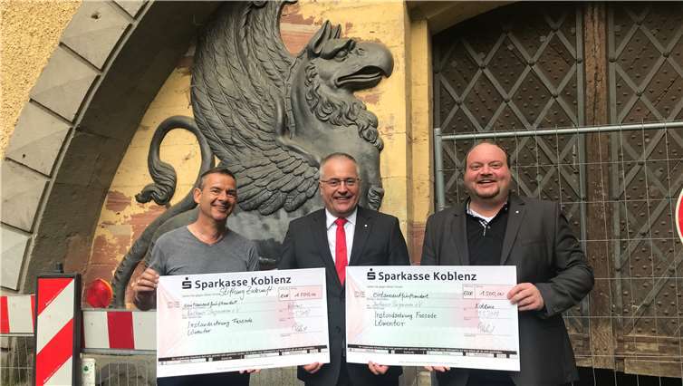 (V. li.:) Rudi Oster, Jörg Perscheid und Thorsten Schneider vor dem Löwentor. privat