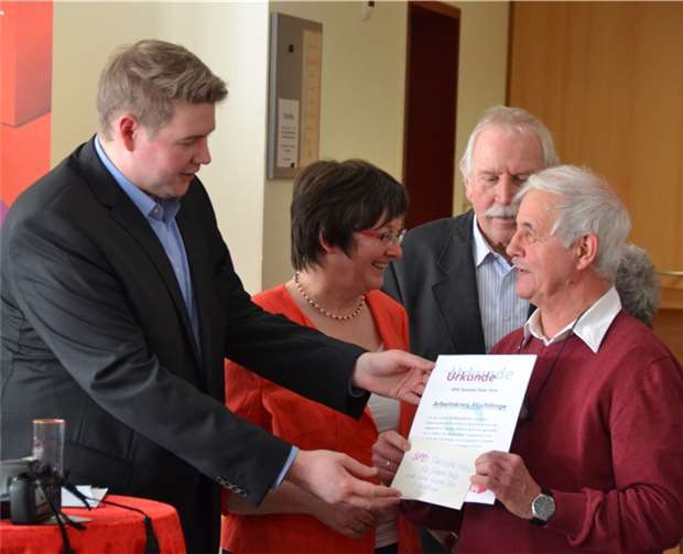 V. li. SPD-Vorsitzender Tobias Leuning überreicht Jürgen Hein, Sprecher des Arbeitskreises Flüchtlinge, die Urkunde zum Swisttalpreis 2016.