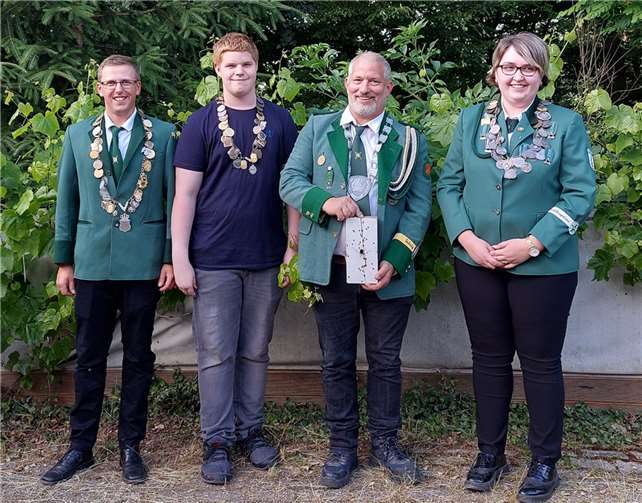 V. li.: Scheibenkönig Lukas Mosen, Schülerprinz Dominik Thomas, Schützenkönig Jörg Dittmann, Jungschützenprinzessin Katharina Stein. Foto: privat