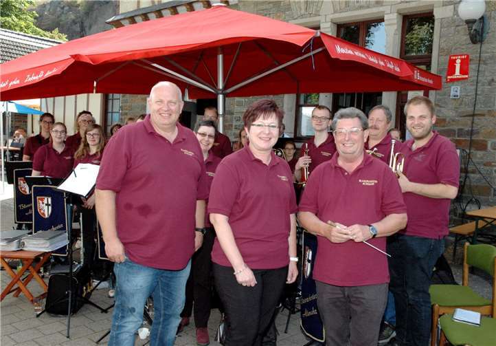 V. li.: Vorsitzender des Blasorchesters Altenahr Wolfgang Mönch, Jugendleiterin Heike Plattner, Dirigent Dieter Bergmann. UM