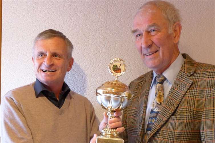 V. li. Wanderkönig Dr. Udo Volz erhält aus der Hand von Ingo Bosse den begehrten Pokal.