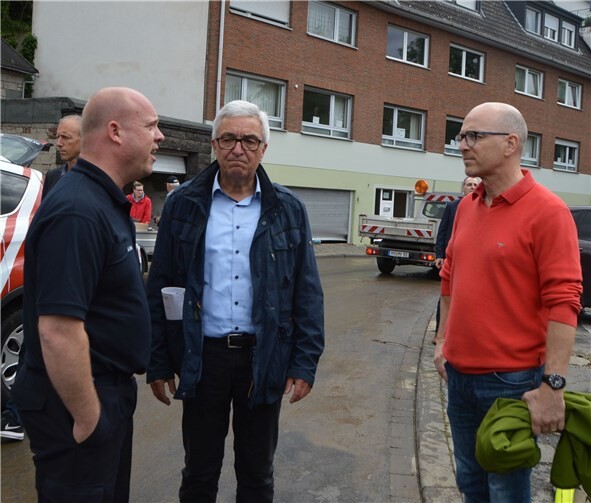 V. li.: Wehrleiter Andreas Faber mit Innenminister Roger Lewentz und Oberbürgermeister Dirk Meid.Fotos: Stadt Mayen